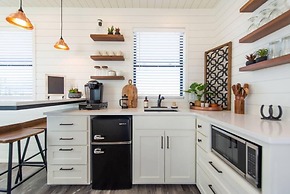 New Longhorn Stunning Container Home-in Alpine