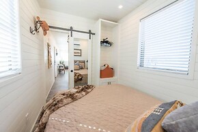 New Longhorn Stunning Container Home-in Alpine