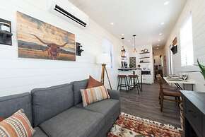 New Longhorn Stunning Container Home-in Alpine