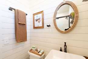 New Longhorn Stunning Container Home-in Alpine