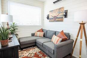 New Longhorn Stunning Container Home-in Alpine