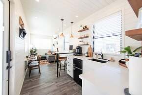 New Longhorn Stunning Container Home-in Alpine