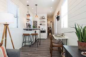 New Longhorn Stunning Container Home-in Alpine