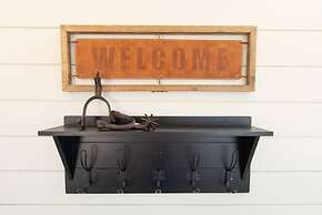 New Longhorn Stunning Container Home-in Alpine