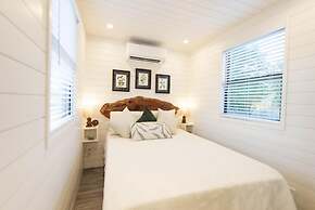 The Woods- Container Tiny House 12 min to Magnolia Baylor Downtown