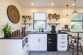 The Woods- Container Tiny House 12 min to Magnolia Baylor Downtown