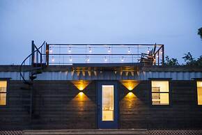 The Woods- Container Tiny House 12 min to Magnolia Baylor Downtown