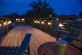 The Woods- Container Tiny House 12 min to Magnolia Baylor Downtown