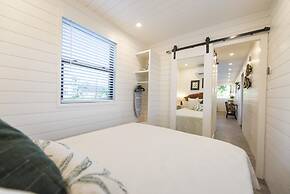 The Woods- Container Tiny House 12 min to Magnolia Baylor Downtown