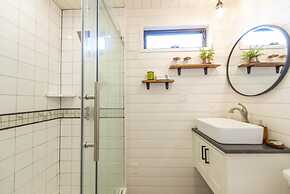 The Woods- Container Tiny House 12 min to Magnolia Baylor Downtown