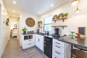 The Woods- Container Tiny House 12 min to Magnolia Baylor Downtown