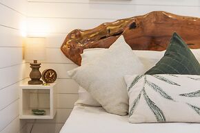 The Woods- Container Tiny House 12 min to Magnolia Baylor Downtown