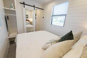 The Woods- Container Tiny House 12 min to Magnolia Baylor Downtown