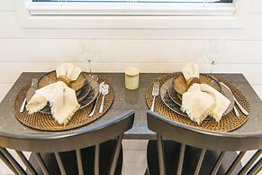 The Woods- Container Tiny House 12 min to Magnolia Baylor Downtown