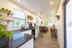 The Woods- Container Tiny House 12 min to Magnolia Baylor Downtown