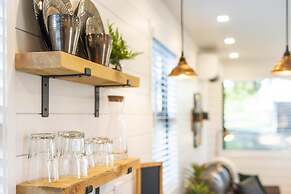 The Woods- Container Tiny House 12 min to Magnolia Baylor Downtown