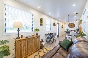 The Woods- Container Tiny House 12 min to Magnolia Baylor Downtown