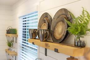 The Woods- Container Tiny House 12 min to Magnolia Baylor Downtown