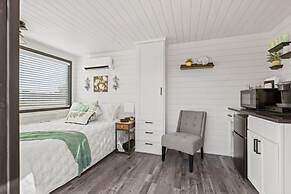 New Wilderness Hideout-cozy Container Home
