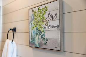 New Wilderness Hideout-cozy Container Home