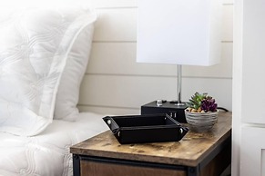 New Wilderness Hideout-cozy Container Home