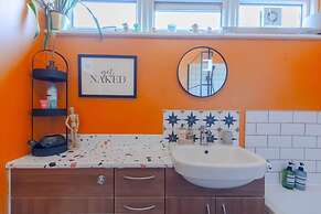 Vibrant 1BD Flat - 8 Mins to Dalston, Hackney!