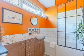 Vibrant 1BD Flat - 8 Mins to Dalston, Hackney!