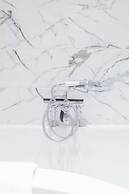 Newly Refurbished 2BD Flat - Wimbledon Village!