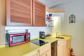 Palm Coast Condo w/ Balcony, 2 Mi to Beach Access!