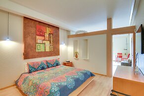 Palm Coast Condo w/ Balcony, 2 Mi to Beach Access!