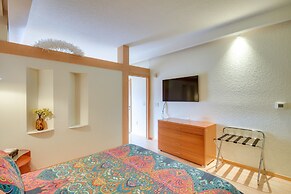 Palm Coast Condo w/ Balcony, 2 Mi to Beach Access!