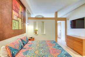 Palm Coast Condo w/ Balcony, 2 Mi to Beach Access!