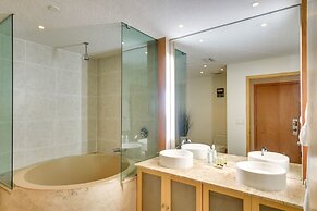 Palm Coast Condo w/ Balcony, 2 Mi to Beach Access!