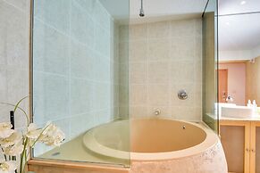 Palm Coast Condo w/ Balcony, 2 Mi to Beach Access!