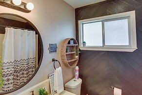 Spacious Crestline Retreat: 1 Mi to Lake Gregory