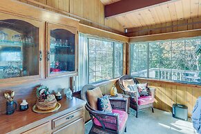 Spacious Crestline Retreat: 1 Mi to Lake Gregory