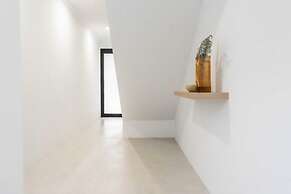 Beautiful 4BR Family Home With Patio and Parking!