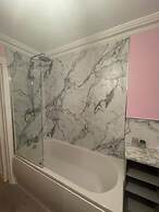 Expansive 4BD Home- 15 min From Buckingham Palace!