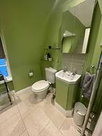 Expansive 4BD Home- 15 min From Buckingham Palace!