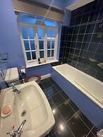 Expansive 4BD Home- 15 min From Buckingham Palace!
