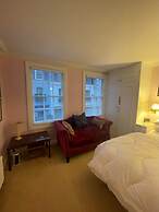 Expansive 4BD Home- 15 min From Buckingham Palace!