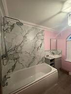 Expansive 4BD Home- 15 min From Buckingham Palace!