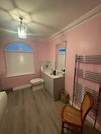 Expansive 4BD Home- 15 min From Buckingham Palace!