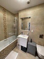 Chic Victorian Flat in Private Estate - Mile End!