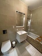 Chic Victorian Flat in Private Estate - Mile End!