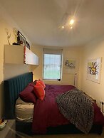 Chic Victorian Flat in Private Estate - Mile End!