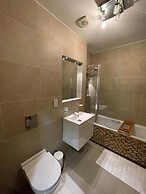 Chic Victorian Flat in Private Estate - Mile End!