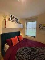 Chic Victorian Flat in Private Estate - Mile End!