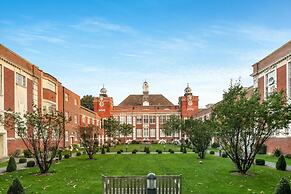 Chic Victorian Flat in Private Estate - Mile End!
