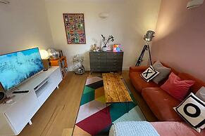 Chic Victorian Flat in Private Estate - Mile End!